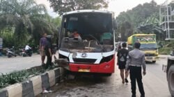 Sigap dan Humanis, Polsek Samarinda Seberang Evakuasi Bus Penumpang Alami Kecelakaan di Jalan HAM Rifadin