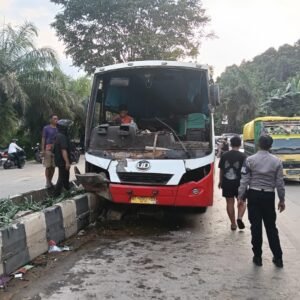 Sigap dan Humanis, Polsek Samarinda Seberang Evakuasi Bus Penumpang Alami Kecelakaan di Jalan HAM Rifadin